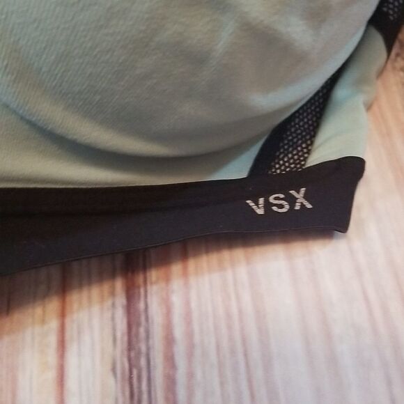 VICTORIA'S Sport front zip sports bra - Picture 3 of 9